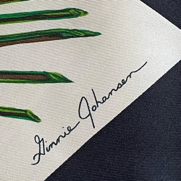 Ginnie Johansen Bouquet of Red Roses Square Silk Scarf Absolutely Stunning - Picture 3 of 5